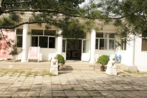 Römische Säulen und Kalligraphie