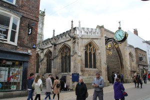 große verzierte Uhr an Kirche