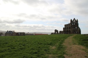 Hostel links im Bild