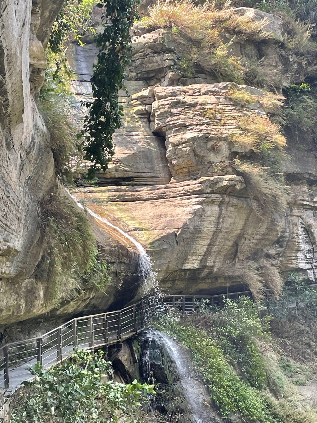 Day 18 – Ruili – Erdbeben und Wanderung zum Longgong Wasserfall