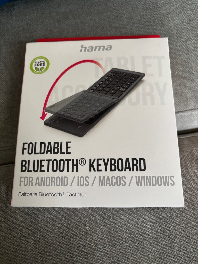 Die Verpackung meiner externen Tastatur der Marke Hama. Die Beschreibung auf Englisch sagt sie sei für Android, iOS, MacOS und Windows geeignet. Sie verbindet sich per Bluetooth.