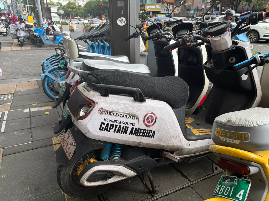 Ein weißer Roller mit dem Aufkleber „He Winter Soldier Captain America“