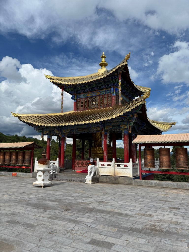 Ein Tempelgebäude, rechts und links daneben Gebetsrollen