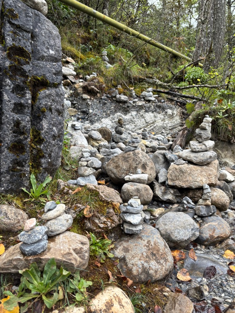 Zahlreiche kleine Türmchen aus Steinen, die nach oben hin immer kleiner werden