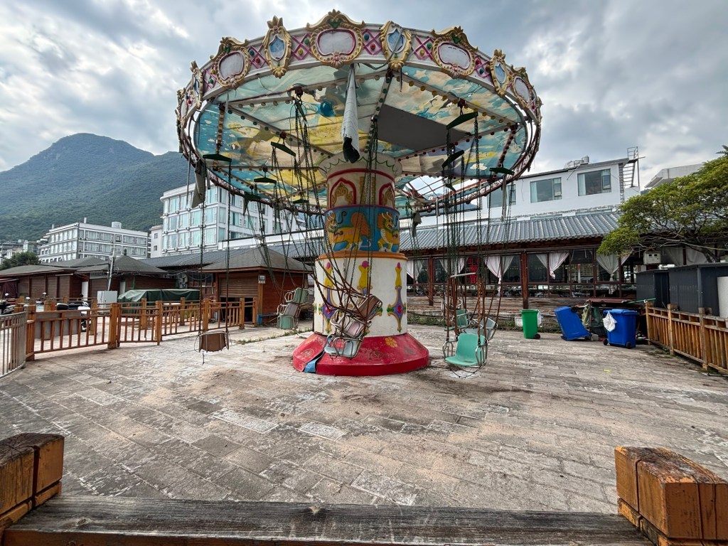 Ein offensichtlich kaputtes Kettenkarussell