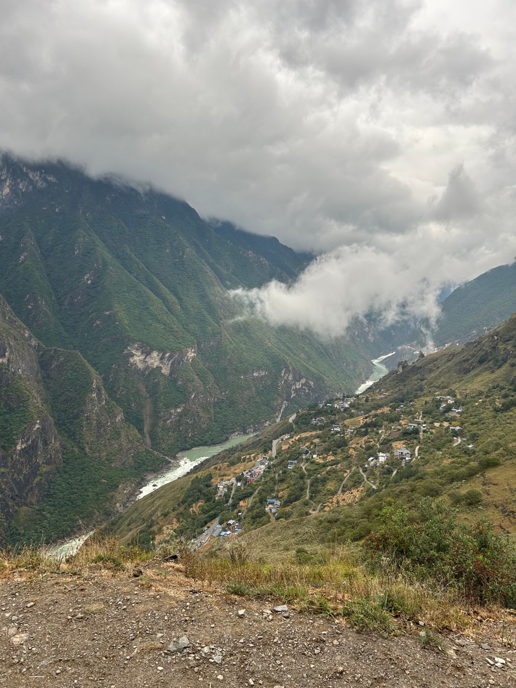 Zwei Tage wandern im Regen durch die Tigersprungschlucht (虎跳峡)